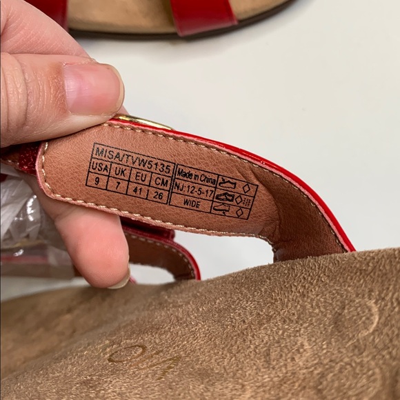 New Vionic Sandals Red Gold Strappy Slip On Patent Leather Sz 9 Wide - Picture 4 of 6